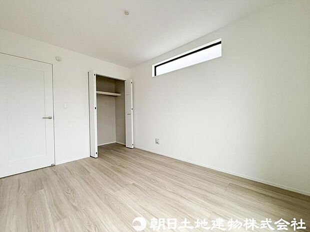 【洋室】落ち着きある雰囲気の洋室は、ゆったりとくつろげる住空間。収納もしっかり備え、室内をすっきり保てます。