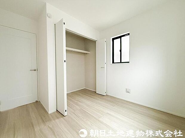 【洋室】光が取り込みやすい採光の居室。しっかりとした大きさのクローゼットを完備し、収納スペースも十分。初めてのお子様にとっての自分の部屋 学習デスクやベッドの配置もラクラクです。