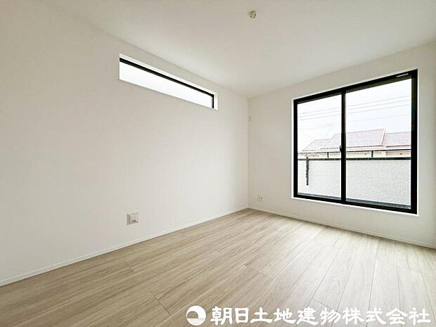 【洋室】自然光が差し込む明るい洋室は、毎日を快適に過ごせる空間。リモートワークや趣味部屋としてもおすすめです。