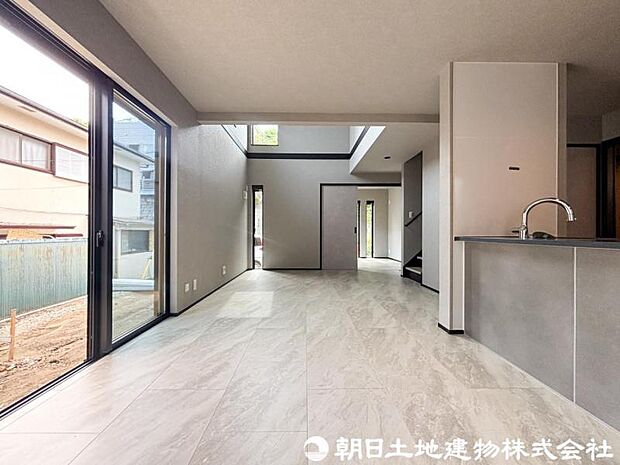 【リビング】ナチュラルな内装デザインが心地よいリビング。家具配置もしやすく、ライフスタイルに合わせた空間づくりが楽しめます。