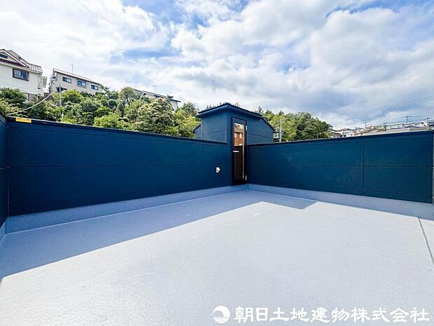【バルコニー】大きく面したバルコニーは太陽の温かな温もりをめいいっぱい受け止めてくれます。太陽の光と爽やかな風を受けたお洗濯物はあっという間に乾き、取りこむ時には太陽の匂いを感じられそうですね。