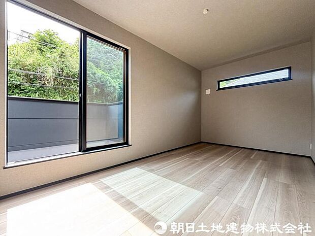 【洋室】光が取り込みやすい採光の居室。しっかりとした大きさのクローゼットを完備し、収納スペースも十分。初めてのお子様にとっての自分の部屋 学習デスクやベッドの配置もラクラクです。