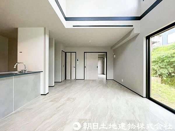 【リビング】明るく開放的なリビングは、休日にゆったり過ごしたくなる心地よい空間。ご家族の会話も自然と弾みます。