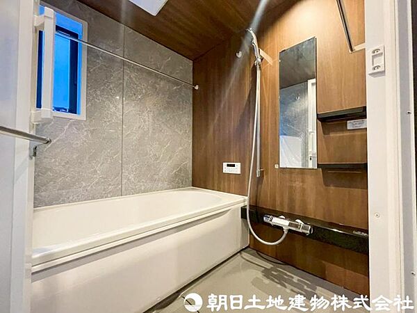 【浴室】ゆったり入れるバス。足を伸ばして入れるサイズは一日の疲れを癒すのに嬉しい広さですね。またお子様と一緒の入浴も充分な広さです。追い焚き機能や保温機能付きで快適なバスタイムをお楽しみください。