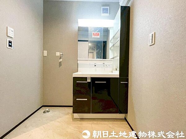【洗面・脱衣所】タオルやパジャマの収納、洗濯物など家族分をまとめる大事な機能の脱衣所。全てがぎゅっと詰まった機能的なエリアです