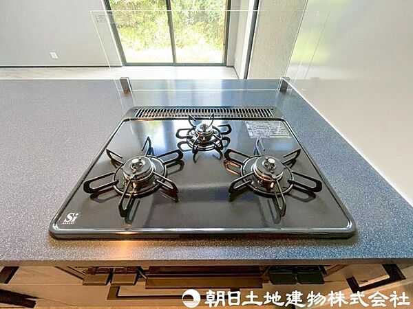 【コンロ】3口コンロは同時に複数の調理ができ、料理の効率がアップ。忙しい日でもスムーズに調理でき、家族分の食事準備も快適です。