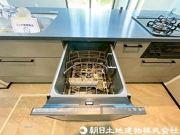 【食洗機】食器の出し入れがスムーズなスライドタイプ、節水効果だけでなく、効率的にセットできるスマートかつ食後のお片づけもスピーディーにできます。