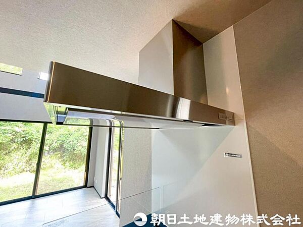 【レンジフード】レンジフードは調理中の煙や臭い、油分を強力に吸引・排気し、キッチンを清潔で快適な空間に保ちます。掃除しやすい設計のものならお手入れも簡単です。