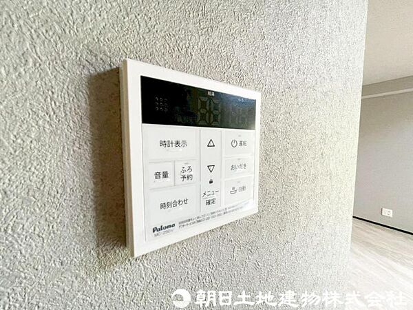 【給湯スイッチ】追い焚き機能があると、帰宅時間がバラバラでもいつでも温かいお風呂を楽しめます。光熱費の節約にもなり、快適なバスタイムが叶う便利な設備です。