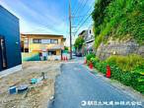【前面道路】前面道路は車通りも少なく小さなお子様がいるご家庭でも安心です