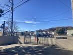 腰越小学校まで約950ｍ