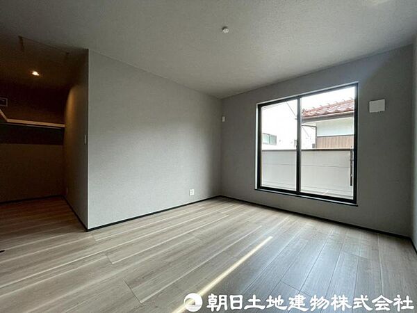 【洋室】落ち着きある雰囲気の洋室は、ゆったりとくつろげる住空間。収納もしっかり備え、室内をすっきり保てます。