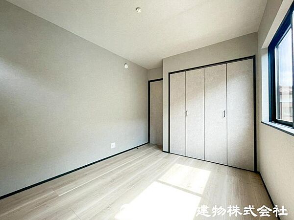 【洋室】光が取り込みやすい採光の居室。しっかりとした大きさのクローゼットを完備し、収納スペースも十分。初めてのお子様にとっての自分の部屋 学習デスクやベッドの配置もラクラクです。