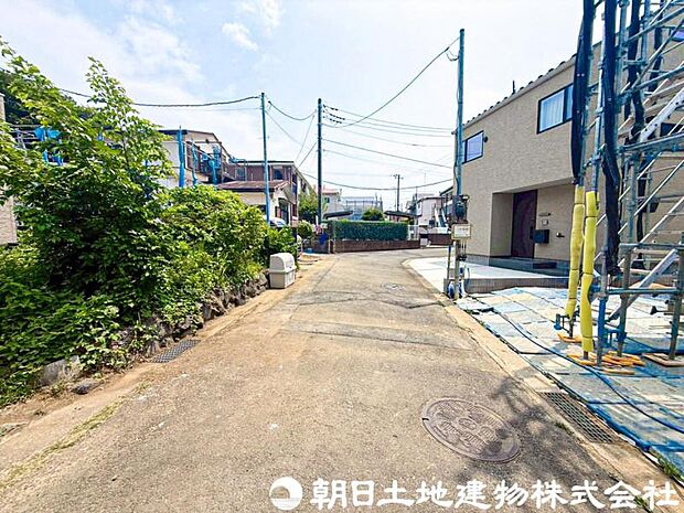 【前面道路】前面道路は車通りも少なく小さなお子様がいるご家庭でも安心です