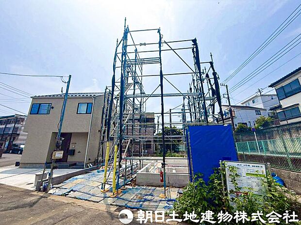 深く豊かな緑と爽快な空を感じるまさに湘南に暮らす心地よさを存分に堪能いただける邸宅です。