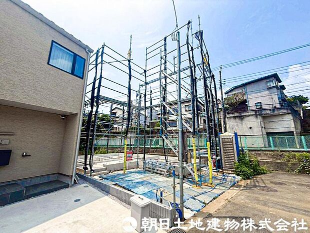 良好な住環境が保たれたエリア。低層の一戸建を中心とした街並みが整然と続き周辺は高い建物が建っておらず、採光や開放性に恵まれ、空が広く緑の多い閑静な趣を感じる環境です。