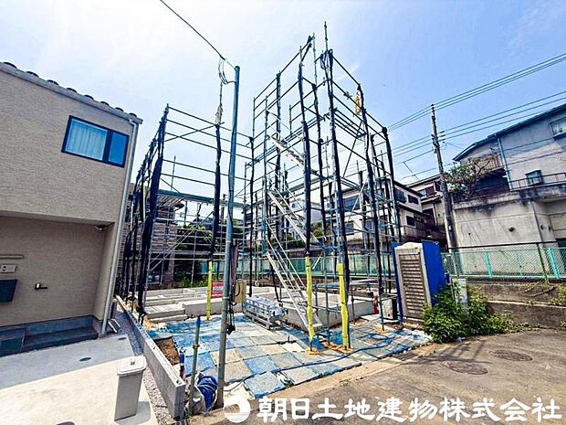 毎日のお散歩も快適な緑に恵まれたエリアは伸び伸びスローライフを叶えてくれます。自然豊富な季節の移ろいを身近に感じられる環境でストレスフリーな生活をお送りください。