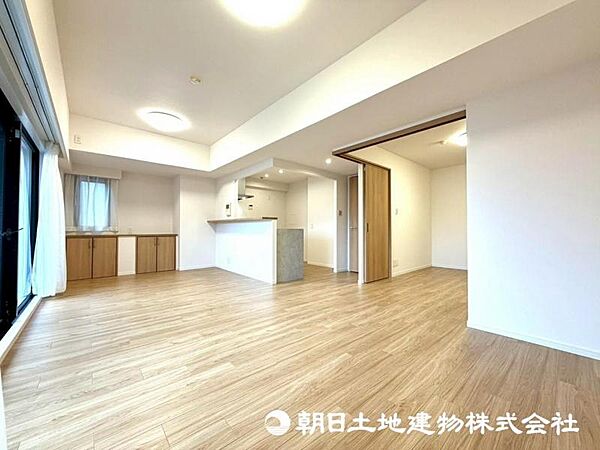 【リビング】ナチュラルな内装デザインが心地よいリビング。家具配置もしやすく、ライフスタイルに合わせた空間づくりが楽しめます。