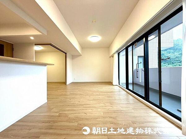 【リビング】開放感を感じられるリビングスペースは、家族との時間をより豊かに演出。毎日を快適に過ごせる住まいです。