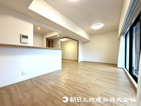 【リビング】家族の中心となるリビングは、ゆとりある広さを確保。食事やくつろぎの時間を快適に楽しめる設計です。