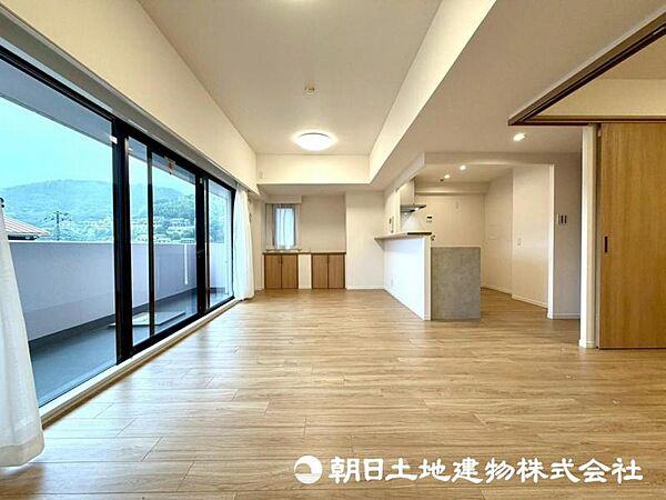 【リビング】家族が自然と集まる開放感のあるリビング空間。大きな窓から心地よい陽光が差し込み、明るく快適な毎日を演出します。