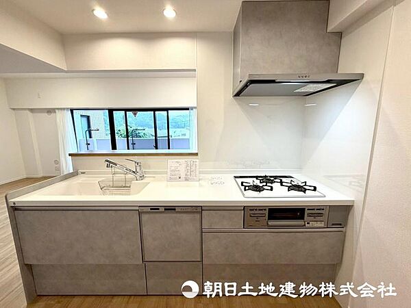 【キッチン】機能性とデザイン性を兼ね備えたシステムキッチン。収納力も豊富で調理スペースが広く、毎日の料理が快適に。お手入れもしやすく、家事の負担を軽減してくれます。
