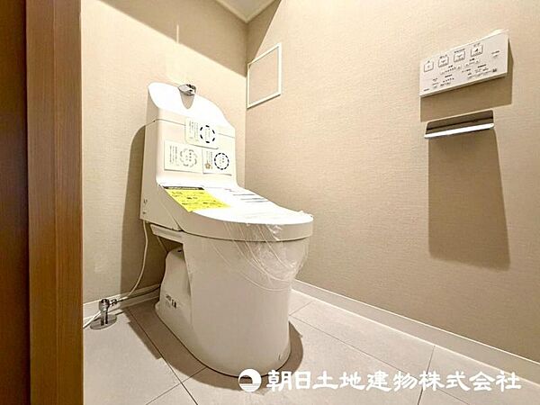 【トイレ】小さな空間だからこそ機能性のある快適なトイレは、清潔感をキープしお手入れしやすいよう作られています