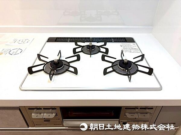 【コンロ】3口コンロは同時に複数の調理ができ、料理の効率がアップ。忙しい日でもスムーズに調理でき、家族分の食事準備も快適です。