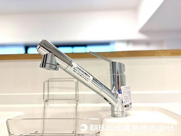 【浄水器一体型水栓】浄水器一体型水栓は、いつでもきれいな水が手軽に使え、料理や飲み水の品質がアップ。見た目もすっきりしてキッチンが快適になる人気の設備です。