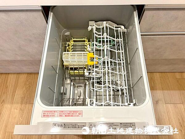 【食洗機】食器の出し入れがスムーズなスライドタイプ、節水効果だけでなく、効率的にセットできるスマートかつ食後のお片づけもスピーディーにできます。