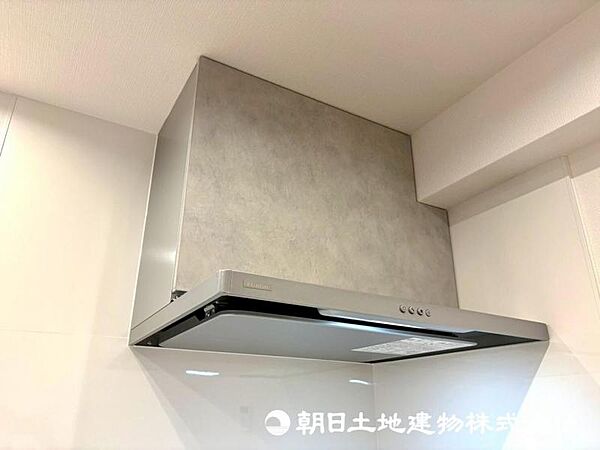 【レンジフード】レンジフードは調理中の煙や臭い、油分を強力に吸引・排気し、キッチンを清潔で快適な空間に保ちます。掃除しやすい設計のものならお手入れも簡単です。