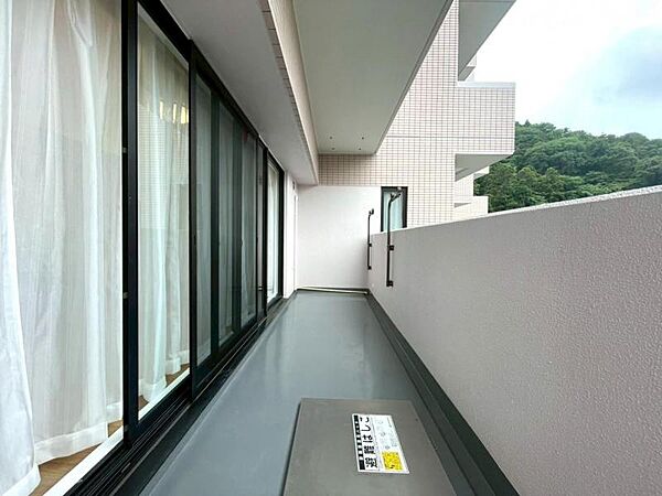 【バルコニー】大きく面したバルコニーは太陽の温かな温もりをめいいっぱい受け止めてくれます。太陽の光と爽やかな風を受けたお洗濯物はあっという間に乾き、取りこむ時には太陽の匂いを感じられそうですね。