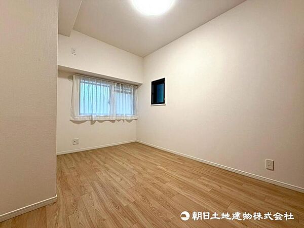 【洋室】落ち着きある雰囲気の洋室は、ゆったりとくつろげる住空間。収納もしっかり備え、室内をすっきり保てます。