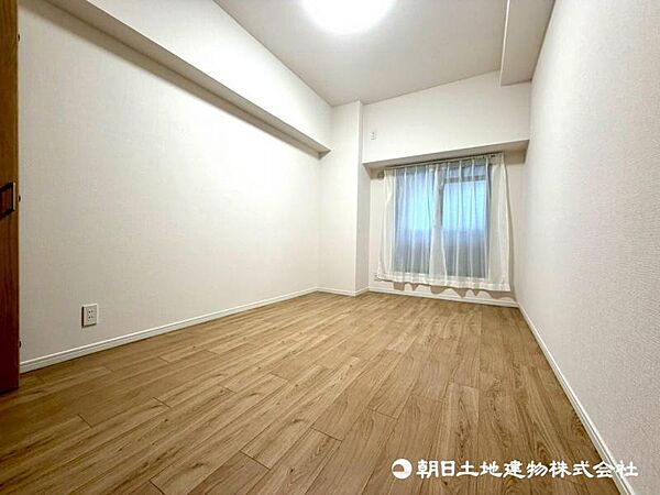【洋室】自然光が差し込む明るい洋室は、毎日を快適に過ごせる空間。リモートワークや趣味部屋としてもおすすめです。