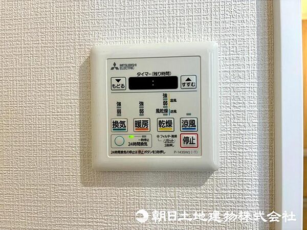 【浴室乾燥機】冬は浴室内を暖めることができ、入浴時に快適に過ごすことが可能です。雨の日のお洗濯にも大活躍浴、洗濯物を干せば、衣類がしわになるのを防ぐことも可能です