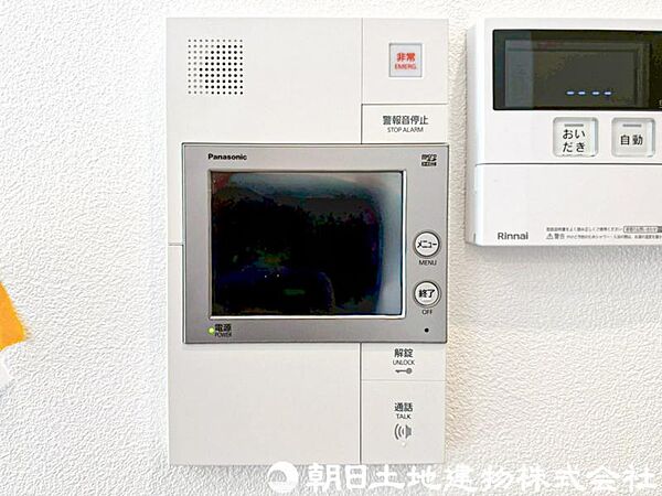 【モニター付インターホン】来訪者を映像で確認してから対応できるため、防犯面にも配慮された安心感のある設備です。