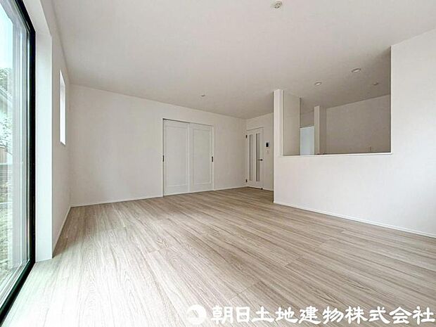 【リビング】ナチュラルな内装デザインが心地よいリビング。家具配置もしやすく、ライフスタイルに合わせた空間づくりが楽しめます。