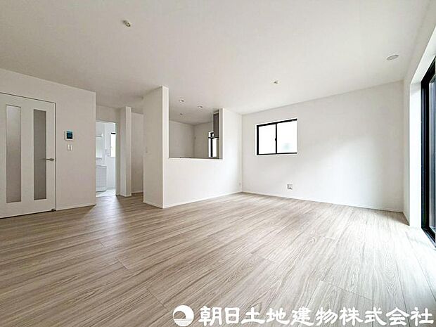 【リビング】家族が自然と集まる開放感のあるリビング空間。大きな窓から心地よい陽光が差し込み、明るく快適な毎日を演出します。