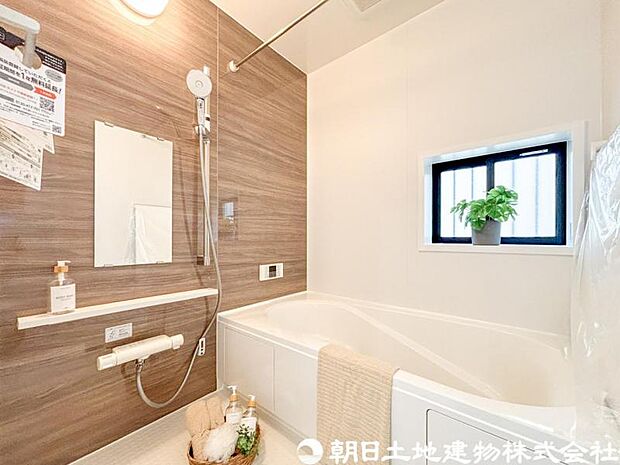 【浴室】ゆったり入れるバス。足を伸ばして入れるサイズは一日の疲れを癒すのに嬉しい広さですね。またお子様と一緒の入浴も充分な広さです。追い焚き機能や保温機能付きで快適なバスタイムをお楽しみください。