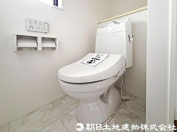 【トイレ】小さな空間だからこそ機能性のある快適なトイレは、清潔感をキープしお手入れしやすいよう作られています