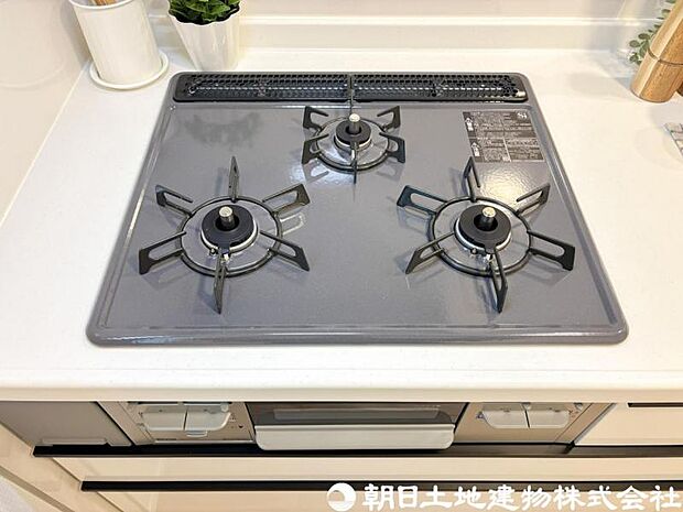 【コンロ】3口コンロは同時に複数の調理ができ、料理の効率がアップ。忙しい日でもスムーズに調理でき、家族分の食事準備も快適です。