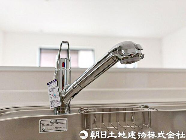 【浄水器一体型水栓】浄水器一体型水栓は、いつでもきれいな水が手軽に使え、料理や飲み水の品質がアップ。見た目もすっきりしてキッチンが快適になる人気の設備です。