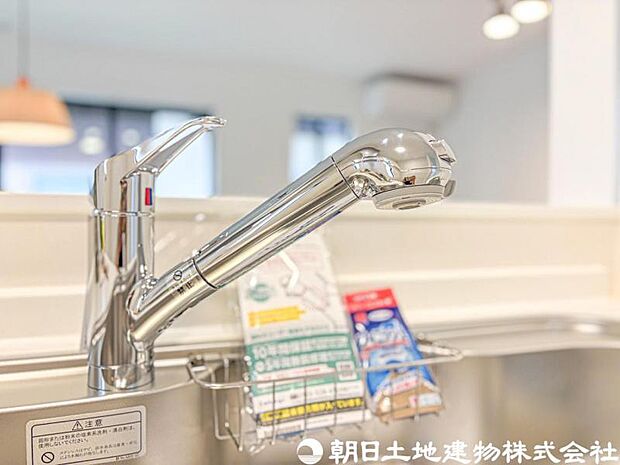 【浄水器一体型水栓】浄水器一体型水栓は、いつでもきれいな水が手軽に使え、料理や飲み水の品質がアップ。見た目もすっきりしてキッチンが快適になる人気の設備です。
