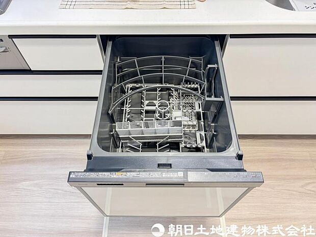 【食洗機】食器の出し入れがスムーズなスライドタイプ、節水効果だけでなく、効率的にセットできるスマートかつ食後のお片づけもスピーディーにできます。