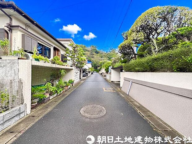 【前面道路】前面道路は車通りも少なく小さなお子様がいるご家庭でも安心です