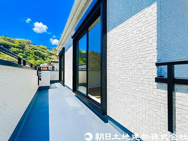 【バルコニー】大きく面したバルコニーは太陽の温かな温もりをめいいっぱい受け止めてくれます。太陽の光と爽やかな風を受けたお洗濯物はあっという間に乾き、取りこむ時には太陽の匂いを感じられそうですね。