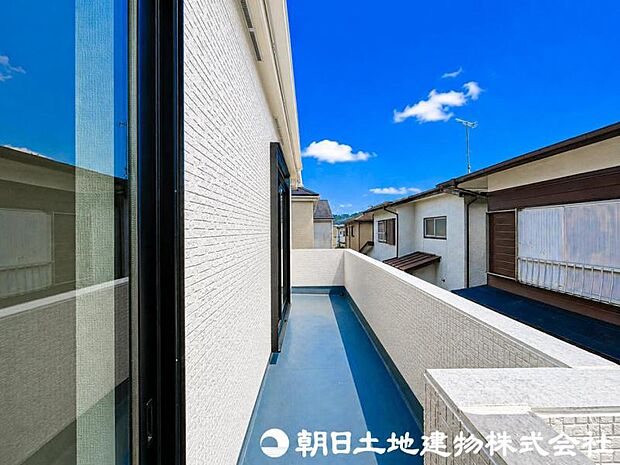 【バルコニー】大きく面したバルコニーは太陽の温かな温もりをめいいっぱい受け止めてくれます。太陽の光と爽やかな風を受けたお洗濯物はあっという間に乾き、取りこむ時には太陽の匂いを感じられそうですね。