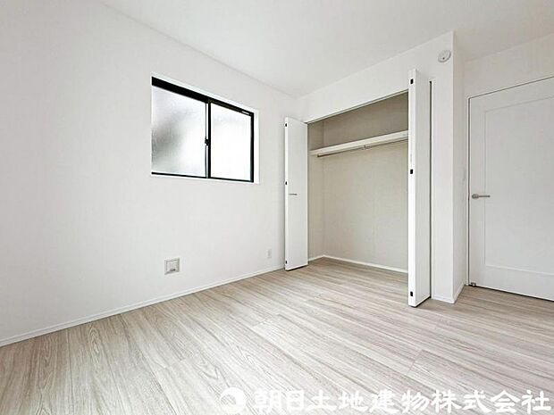 【洋室】落ち着きある雰囲気の洋室は、ゆったりとくつろげる住空間。収納もしっかり備え、室内をすっきり保てます。