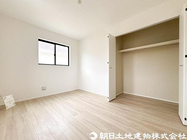 【洋室】落ち着きある雰囲気の洋室は、ゆったりとくつろげる住空間。収納もしっかり備え、室内をすっきり保てます。