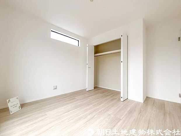 【洋室】自然光が差し込む明るい洋室は、毎日を快適に過ごせる空間。リモートワークや趣味部屋としてもおすすめです。